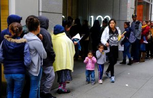 La regla de carga pública que negará la ‘green card’ a miles de migrantes entra en vigor este lunes en EEUU