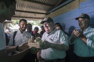 El hijo de Warren Buffett ayuda a Colombia a romper con la coca