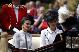 El duelo entre Kate Middleton y la reina Letizia por el look en negro más elegante (FOTOS)