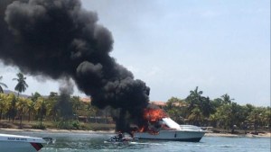 “Se desconocen los propietarios”: Se quemó yate privado en Puerto La Cruz (FOTOS)
