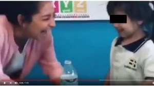 Maestra se reía a carcajada mientras le hacía una terrible broma a una niña  (VIDEO)