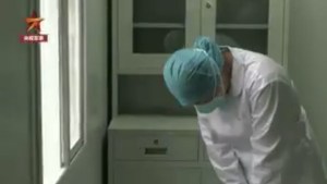 Enfermera de Wuhan se derrumbó por la muerte de su madre pero no puede dejar el trabajo (VIDEO)