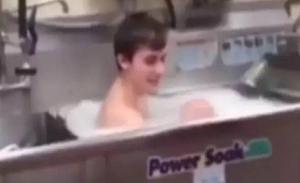 Empleado de un restaurante es grabado mientras se bañaba en el fregador de la cocina  (VIDEO)