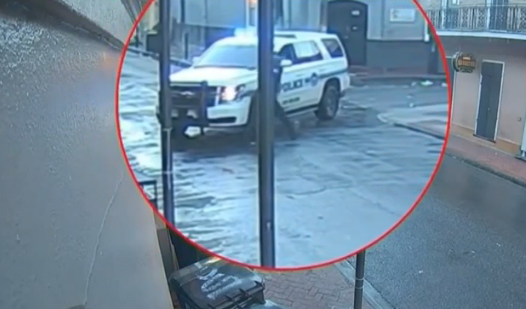 ¡De impacto! Apuntó a una patrulla con un arma descargada en EEUU y le dispararon (VIDEO)