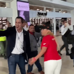 “Vamos a seguir adelante”: El momento en el que Guaidó superó el hostigamiento chavista (VIDEO)