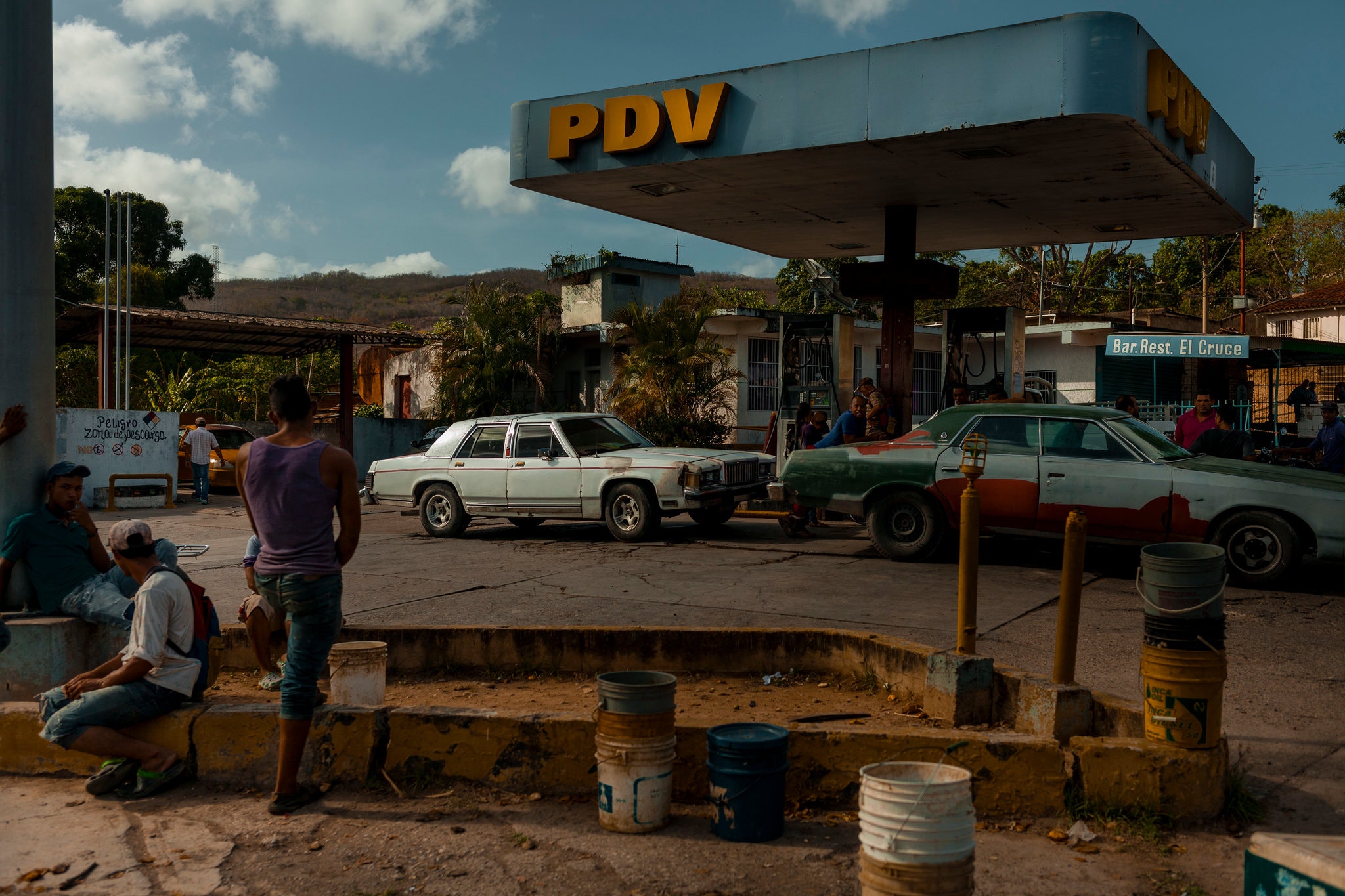 NYT: Para sobrevivir, “la revolución” en Venezuela abandona décadas de control sobre el petróleo
