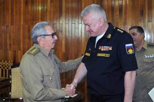 Raúl Castro recibe al comandante en jefe de la Armada de Rusia