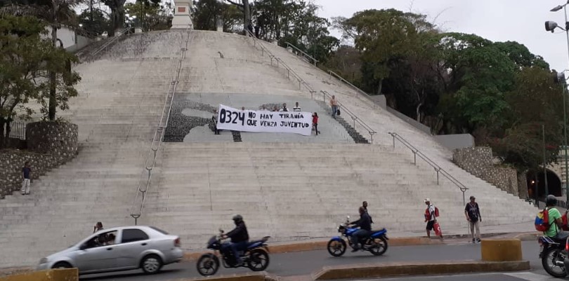 Estudiantes de la UCV dejaron un mensaje al régimen de Maduro en la escaleras de El Calvario #12Feb (Fotos)