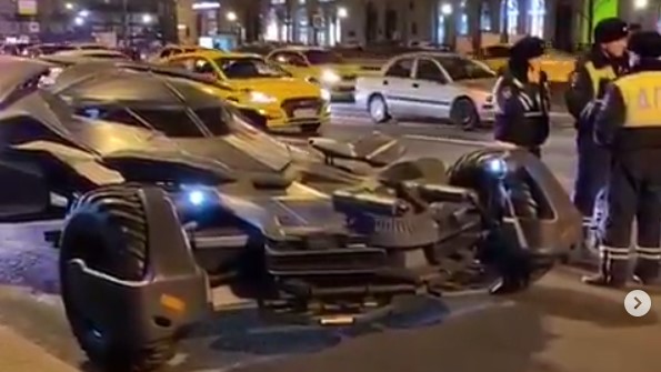 Detienen a falso Batman por conducir un Batimóvil en las calles de Moscú (Video)