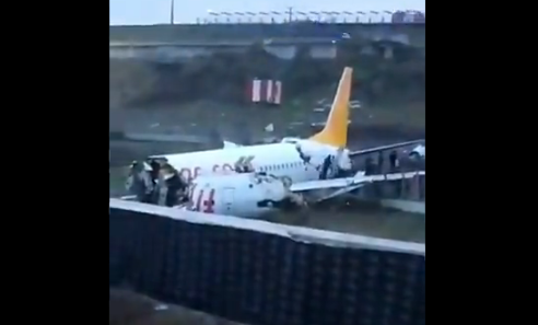 EN VIDEO:  Un avión se sale de pista en Estambul al aterrizar y se parte en dos