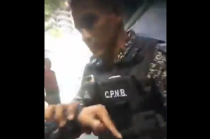 No es broma: Funcionaria de la PNB armó un berrinche porque le metieron un preso en el baño (VIDEO)