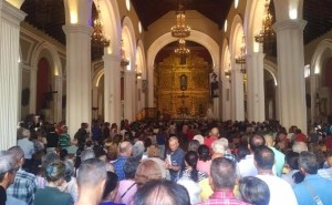 Vecinos imploran a Virgen de La Candelaria que ilumine a Venezuela para superar crisis