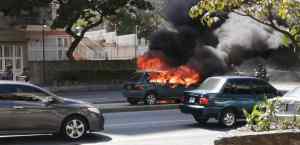 EN VIDEO: Así fue el horroroso incendio de un vehículo en El Cafetal #11Feb