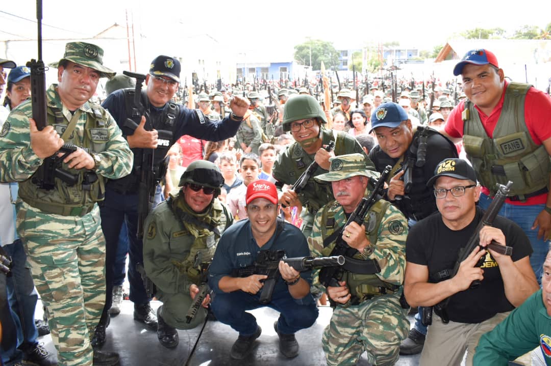 ¿Qué buscan?… Gobernador chavista de Sucre encabezó marcha de la juventud armados hasta los dientes (FOTO)