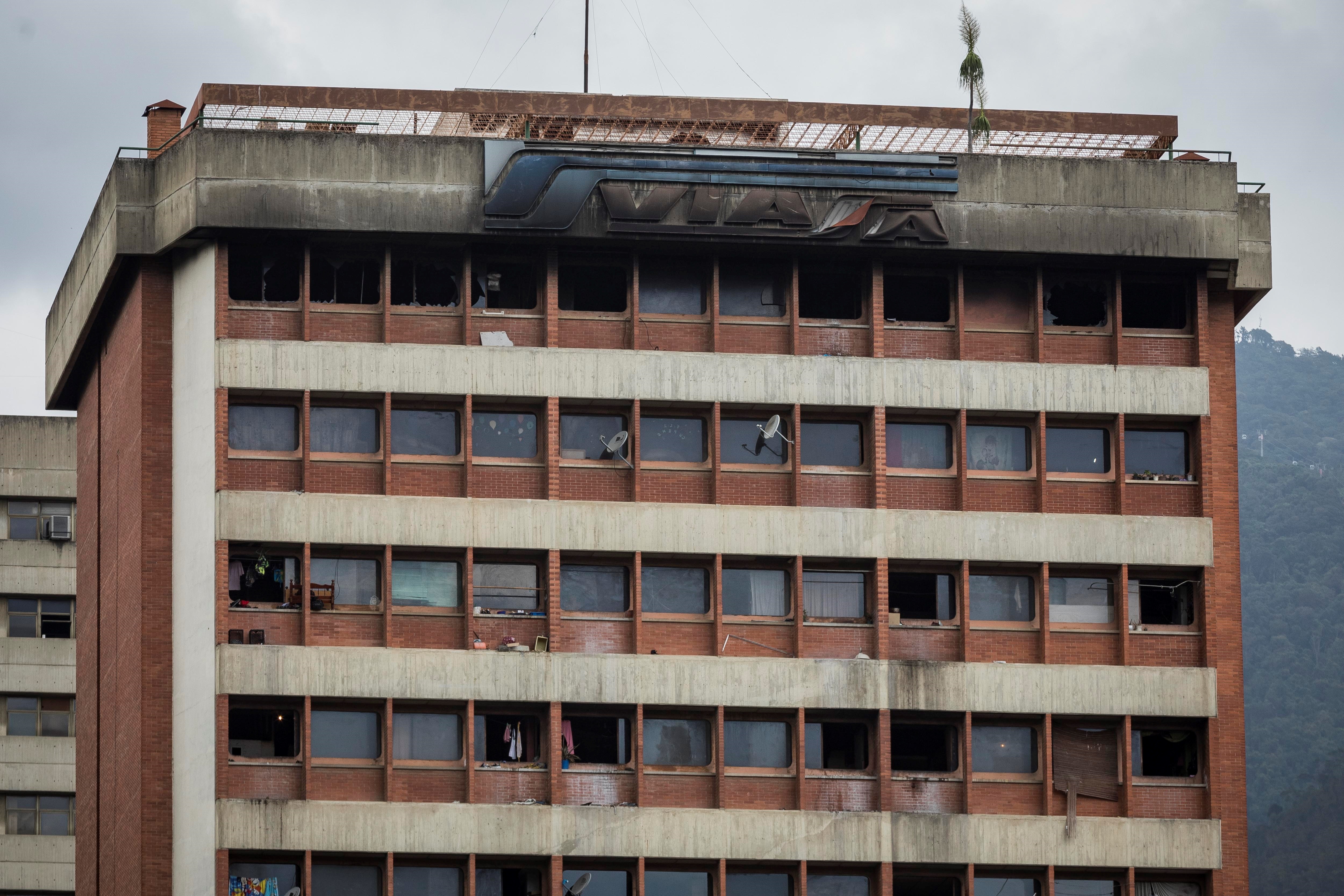 Olor a aceite quemado y plátanos fritos en una icónica torre de Caracas (Fotos)