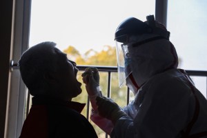 Más ciudades chinas en cuarentena a medida que aumentan la cifra de fallecidos por coronavirus