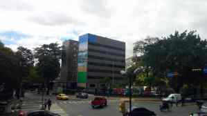 Maduro prefiere decorar la fachada de un ministerio a invertir en medicamentos y mascarillas (FOTOS)