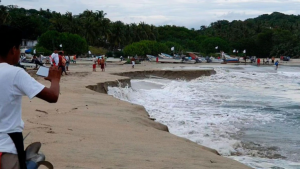 El impactante momento en el que se hunde parte de una playa en México (VIDEO)