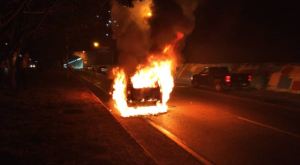 Un vehículo se incendió cerca del túnel de El Paraíso este #12Feb (VIDEO)