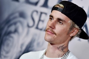 Justin Bieber sufre de un grave virus que le paralizó medio rostro (Video)