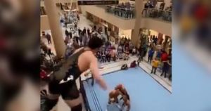Saltó del segundo piso de un centro comercial para caer sobre sus rivales en pleno combate (Video)