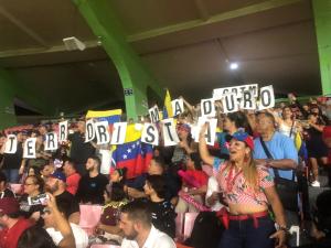“Maduro terrorista”: Venezolanos expresaron su rechazo al régimen en juego de la Serie del Caribe (Fotos)