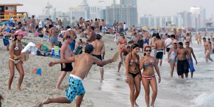 Alcalde de Miami Beach busca limitar la venta de alcohol