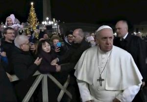 El papa Francisco invitó a la mujer a la que dio un manotazo tras ser agarrado
