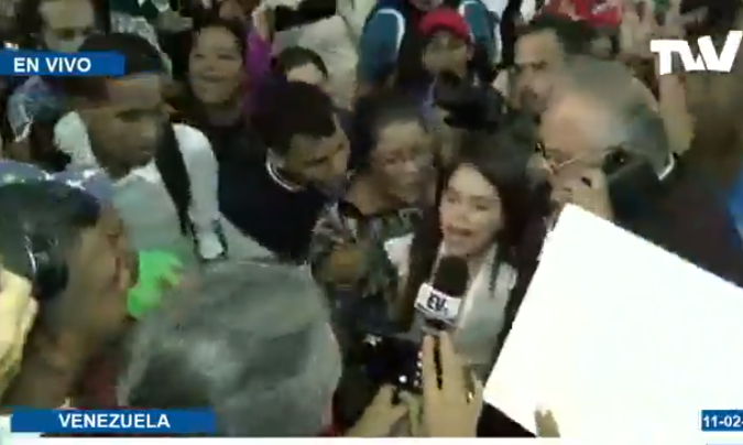 Grupo de chavistas emboscaron a periodista de El Venezolano TV en Maiquetía #11Feb (Video)
