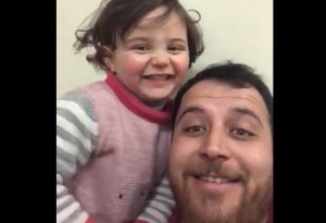 El tierno juego que inventó un padre sirio para que su pequeña no le tema a las bombas (VIDEO)