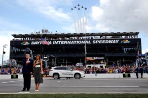 Donald Trump dio la salida de las 500 millas de Daytona junto a Melania (Video)