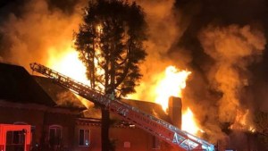 Voraz incendio en apartamentos de Tustin deja 2 heridos