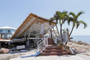 Los residentes de los Cayos de Florida, aún recuperándose de Irma y enfrentan el coronavirus