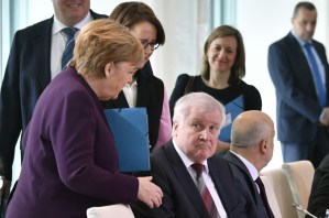 Merkel se queda sin apretón de mano por el coronavirus (video)