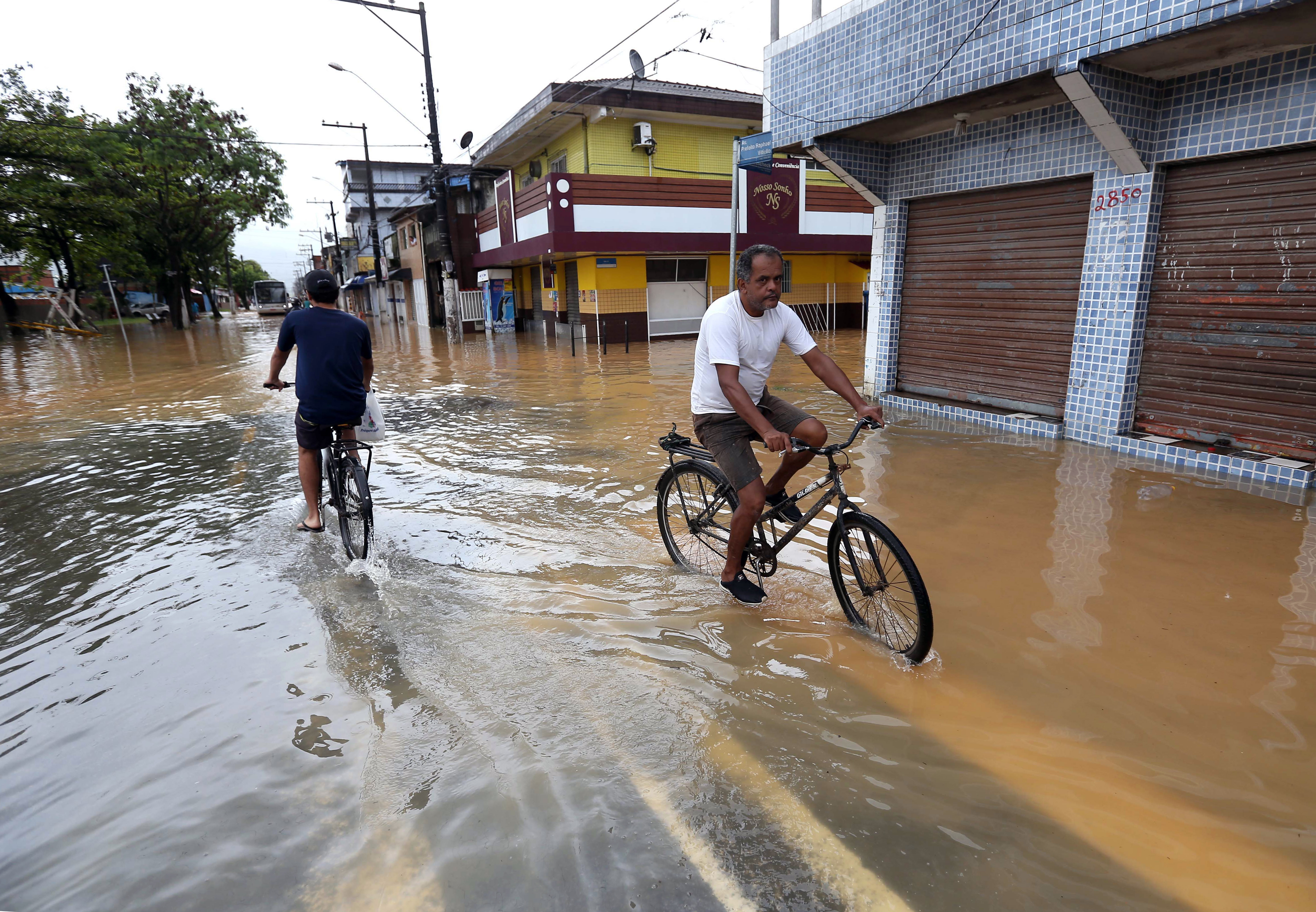 Aumentan a 16 los muertos tras torrenciales lluvias en Sao Paulo