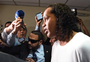 Juez decide mantener en prisión a Ronaldinho en Paraguay