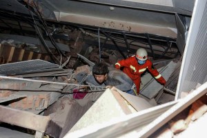 Más de 40 rescatados tras el derrumbe del hotel que albergaba pacientes de coronavirus en China