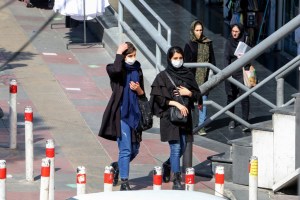 Irán prohibirá viajes interurbanos por coronavirus
