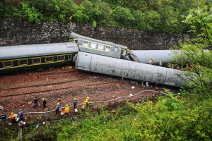 Un muerto y 127 heridos en descarrilamiento de un tren en China por un deslizamiento de tierra