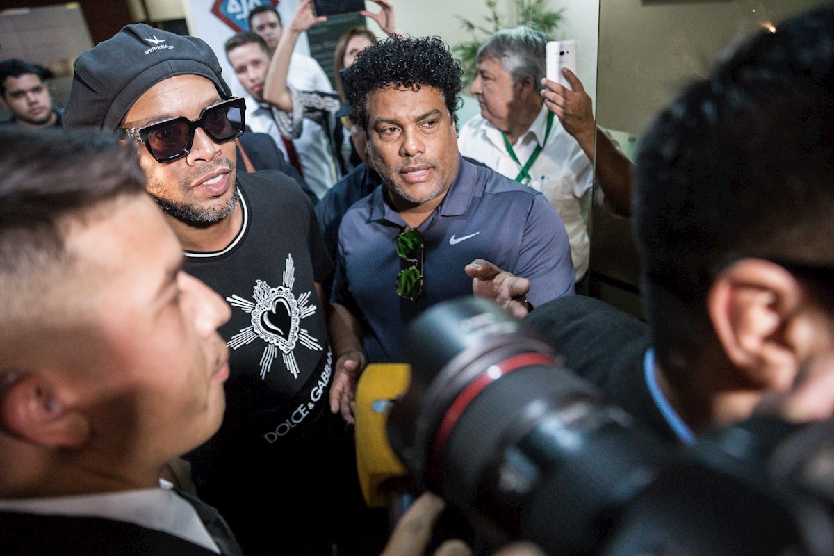 Ronaldinho sale en libertad y sin cargos de Fiscalía paraguaya tras declarar por ocho horas