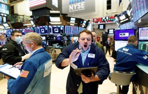 Wall Street y Dow Jones abren en rojo a pesar de estímulo de Fed