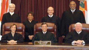 El Presidente de la Corte Suprema de Florida limita los tribunales a los procedimientos ”esenciales”