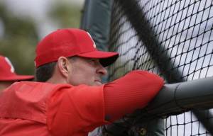 Exestelar del béisbol Jim Edmonds ingresado y sometido a prueba del Covid-19