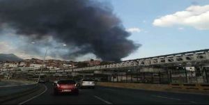 En VIDEO: La densa cortina de humo del incendio en los galpones del CNE en Mariches
