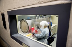 Pacientes con coronavirus reciben un medicamento experimental contra el VIH en Nueva York
