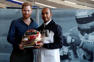 El príncipe Harry y Lewis Hamilton inauguran museo de Silverstone