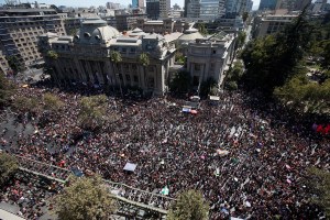 En fotos: La multitudinaria y colorida protesta contra la violencia machista en Chile