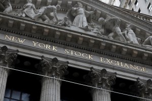 Wall Street se desploma; amanece con caída del 7%