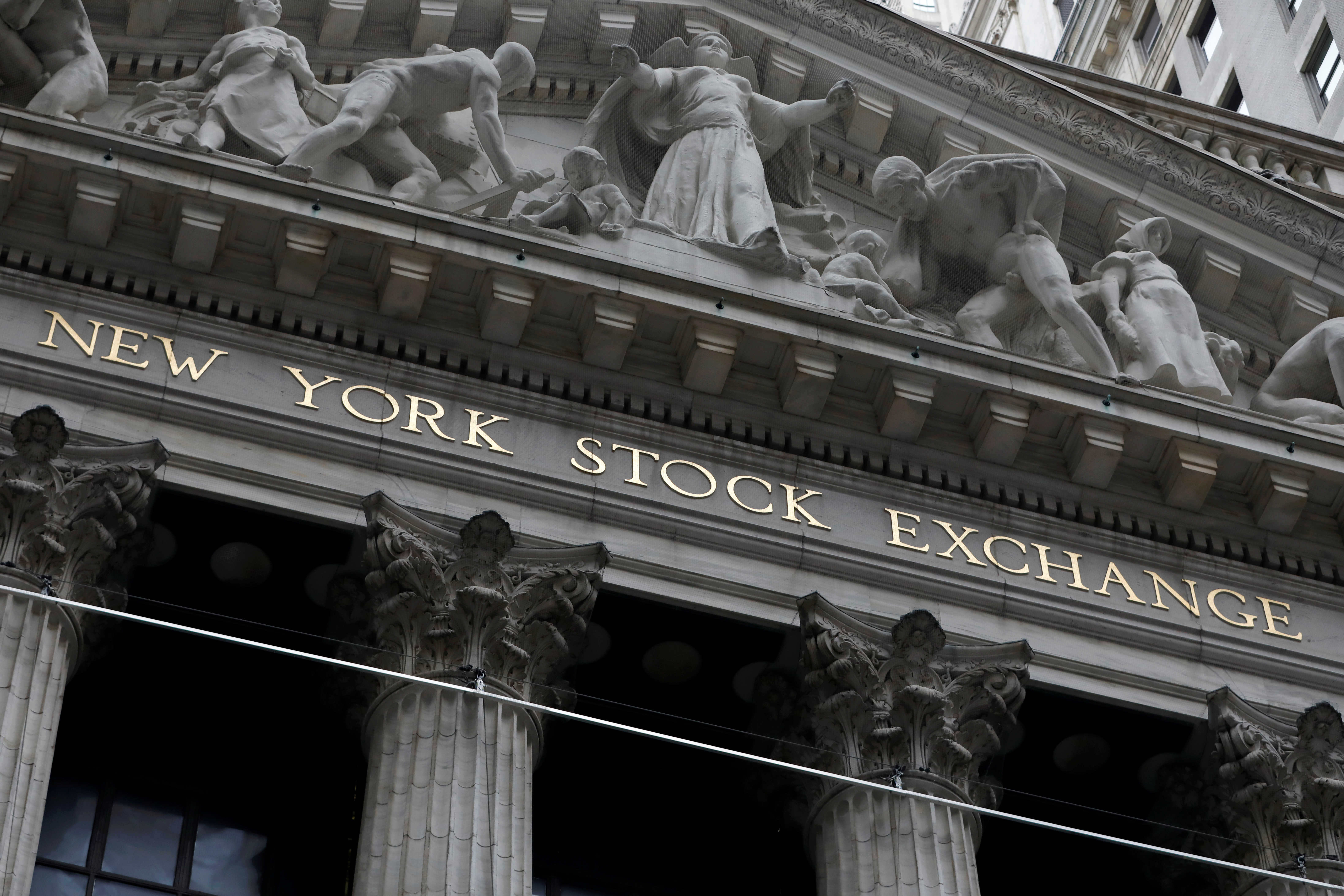 Wall Street abre con ganancias del al menos 3,44 % tras el “lunes negro”