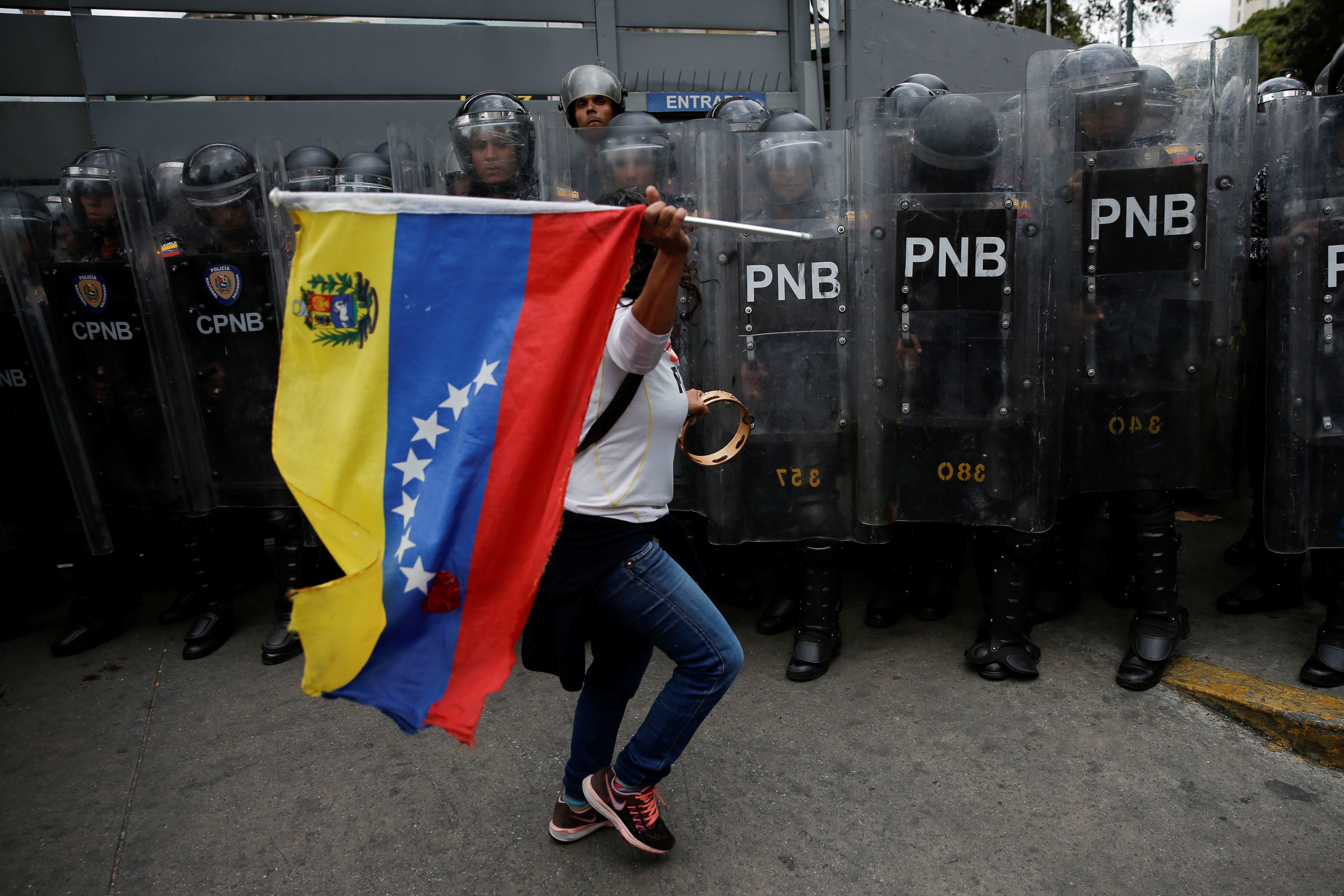 PNB reprimió con bombas lacrimógenas a ciudadanos que se encontraban junto a Guaidó en Chacaíto (Fotos Video)